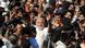Narendra Modi zeigt umgeben von Menschen seinen mit Tinte gefärbten Finger (Foto: Uni Photo-2U) Narendra Modi zeigt umgeben von Menschen seinen mit Tinte gefärbten Finger (Foto: Uni Photo-2U)