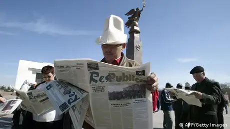 Kirgisen in Bischkek beim Zeitunglesen (Foto: AFP/Getty Images)