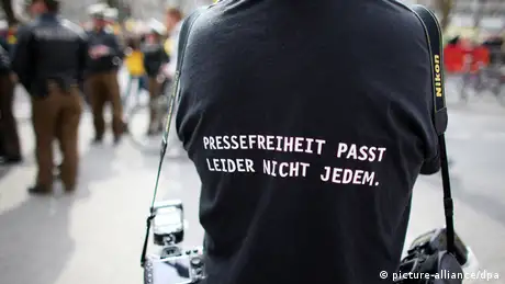 Ein Fotograf trägt ein T-Shirt mit dem Slogan Pressefreiheit passt leider nicht jedem. (Foto: dpa)