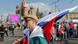 Человек с российским флагом на Красной площади Человек с российским флагом на Красной площади