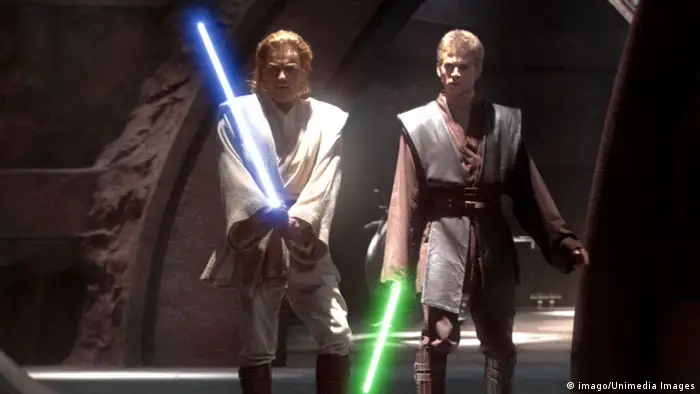 Szene aus Star Wars Episode II mit zwei Laserschwert-Kämpfern 