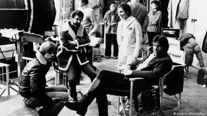 Dreharbeiten zum Kinofilm Star Wars: zweiter von links Jung-Regisseur George Lucas 