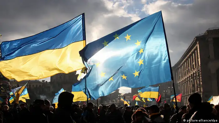Symbolbild EU Ukraine Fahnen
