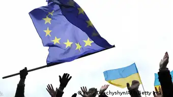 Symbolbild EU Ukraine Fahnen