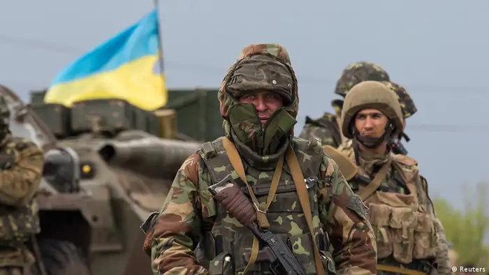 Ein ukrainischer Soldat steht an einem Checkpoint in der Nähe von Slowjansk. (Foto: Reuters)