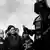 Darth Vader and a group of children, Copyright: picture alliance/Mary Evans Picture Library
