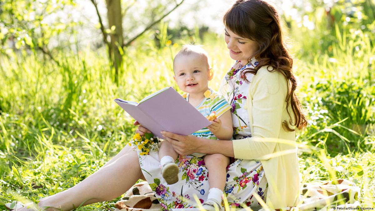 Видео читающая мама. Мама читает ребенку. Мама читает сказку. Совместное чтение. Женщина с книгой и детьми.