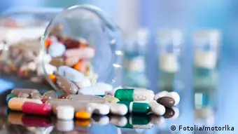 Symbolbild Arzneimittel Medikamente Pillen Tabletten Kapseln Ampullen