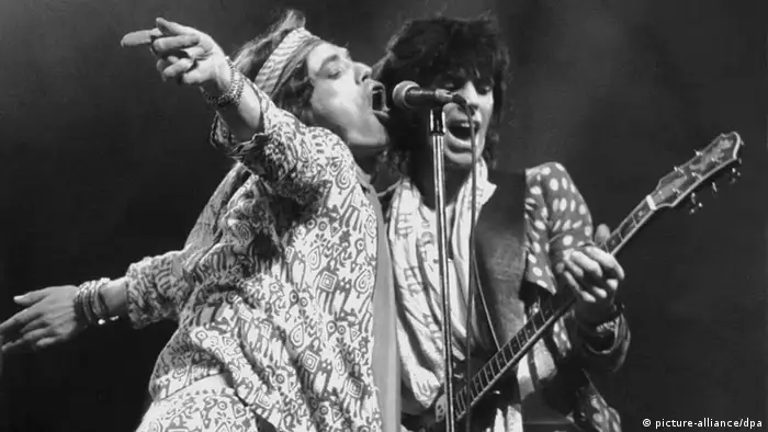 Mick Jagger und Keith Richards auf der Bühne. 