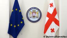 Die georgische Landesfahne (r) und die Fahne der EU, fotografiert am 24.04.2014 im Außenministerium in Tiflis in der Republik Georgien. Foto: Ralf Hirschberger/dpa +++(c) dpa - Bildfunk+++