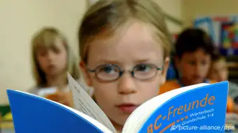 Deutschland Grundschule Schülerin beim Lesen