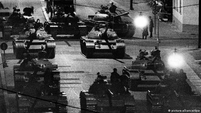US tanks at Checkpoint Charlie 27.10.1961 (picture-alliance/dpa)