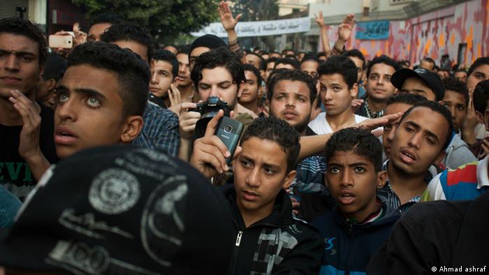 مصعب الشامي الفائز بجائزة البوبز وسط متظاهرين مصريين