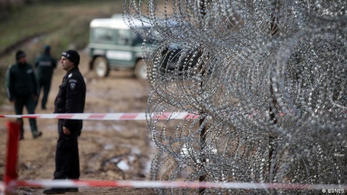 Видео показва как бежанец е улучен от куршум край българо-турската