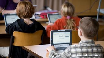Google computers in classroom (Photo: Sebastian Kahnert)