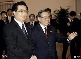 虽然不再是“同志加兄弟”，但中越关系已大大改善。去年11月，胡锦涛访问河内时与越南总理在一起。