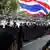 Thailand Regierungsgegner marschieren zum Regierungssitz in Bangkok Polizei