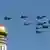 Самолеты на фоне золотого купола собора на параде Победы в Москве