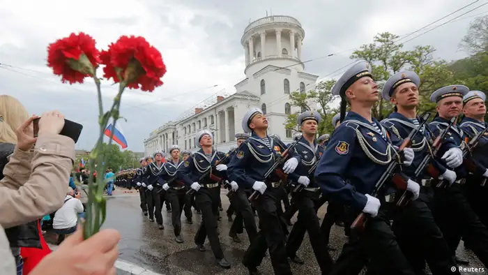 Soldaten marschieren in Sewastopol im Stechschritt bei der Parade zum 69. Jahrestages des Sieges über Nazi-Deutschland (Foto: Reuters)