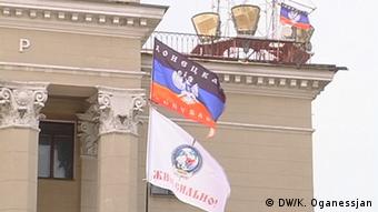Сепаратистські прапори над Обласною державною телерадіокомпанією в Донецьку
