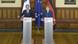 Kansela Angela Merkel wa Ujerumani na Rais Francois Hollande wa Ufaransa wakitowa taarifa ya pamoja Stralsund.(10.05.2014 ) Kansela Angela Merkel wa Ujerumani na Rais Francois Hollande wa Ufaransa wakitowa taarifa ya pamoja Stralsund.(10.05.2014 )