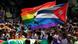 Multidão em parada em Havana exibe bandeiras de Cuba e bandeiras arco-íris, símbolo do movimento gay Multidão em parada em Havana exibe bandeiras de Cuba e bandeiras arco-íris, símbolo do movimento gay