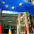 Symbolbild: EU-Flagge und weitere Fahnen vor Gebäude (Foto: dpa)