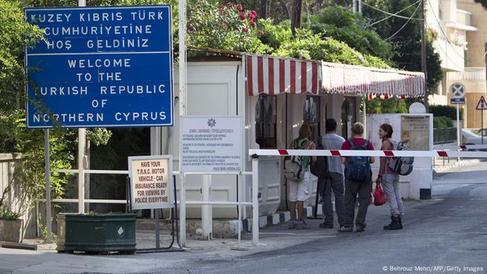 Der Grenzübergang zwischen Republik Zypern und Türkische Republik Nordzypern. Auf dem Schild steht Willkommen in der Türkischen Republik Nordzypern