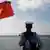 Ein vietnamesischer Soldat mit Gewehr auf der vor den umstrittenen Spratly-Inseln gelgenen Insel Thuyen Chai (Foto: Reuters)