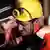 Soma'daki maden faciası sonrasında ağlayan bir kadın ile ona sarılan bir maden işçisi