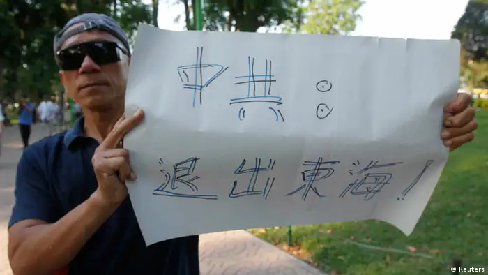 一名越南示威者手持标语在中国驻河内大使馆门前抗议