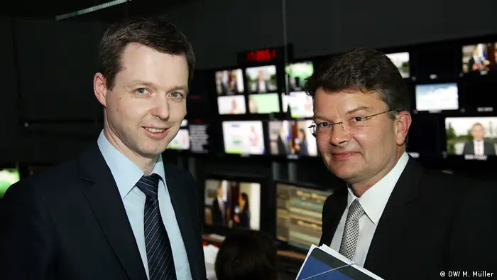 Staatssekretär Thomas Silberhorn (links) und Christian Gramsch, Direktor der DW Akademie (Foto: DW/Matthias Müller).