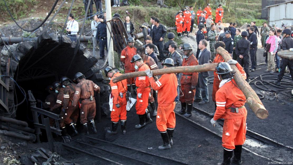 Rescue workers carrying parts into a collapsed mine in China. (Photo: picture-alliance/ dpa)