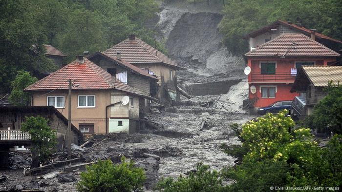 Überschwemmung und Erdrutsch in dem Dorf Topcic Polje Bosnien (Foto: Getty Images)
