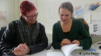 Christiane Longo (links) bespricht mit Quinoa-Sprecherin Klara Sucher den Schulvertrag für Tochter Vanessa (Foto: DW/Lydia Heller)