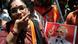 BJP-Anhängerin pfeift auf den Fingern, im Hintergrund ist ein Modi-Bild zu sehen (Foto: picture-alliance/dpa) BJP-Anhängerin pfeift auf den Fingern, im Hintergrund ist ein Modi-Bild zu sehen (Foto: picture-alliance/dpa)