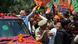 Jubelnde Anhänger begrüßen Wahlsieger Modi (im blauen Hemd) in Neu Delhi (Foto: Xinhua) Jubelnde Anhänger begrüßen Wahlsieger Modi (im blauen Hemd) in Neu Delhi (Foto: Xinhua)