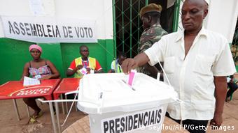 Ein Mann gibt seine Stimme ab bei der Wahl in Guinea-Bissau 2014 (Foto: afp)