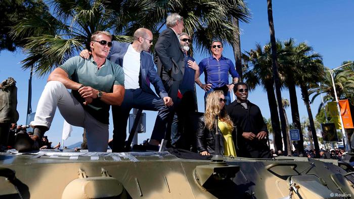 Jason Statham posiert mit seinen Schauspielkollegen auf einem Tanker. 