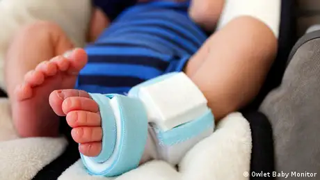 Medizin Sensor in Babys Socke misst den Herzschlag