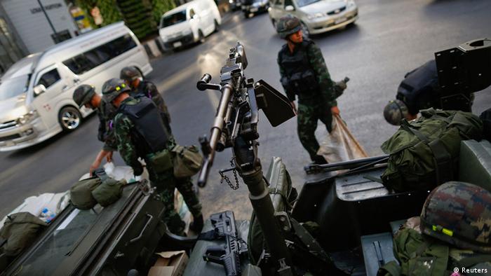 Soldiers at a Bangkok intersection
(Photo: Reuters)