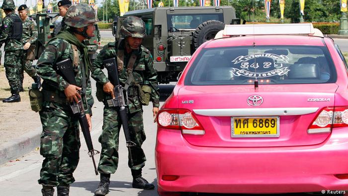Soldiers approach a taxi in Bangkok
(Photo: Reuters)