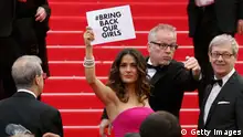 Cannes Filmfestival 2014 Salma Hayek mit Plakat Bring back our Girls (Foto: Getty Images)