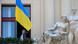 Мер Праги Томаш Гудечек вивішує український прапор на мерії Мер Праги Томаш Гудечек вивішує український прапор на мерії