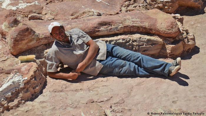 El paleontólogo José Luis Carballido, uno de los investigadores que encabeza este estudio, junto a los restos de dinosaurios en Chubut.