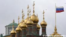 Eine russische Fahne weht auf einem Regierungsgebäude neben den goldenen Kuppeln einer der vielen Kirchen auf dem Gelände des Kreml, aufgenommen am 09.05.2005. Foto: Bernd Settnik +++(c) dpa - Report+++