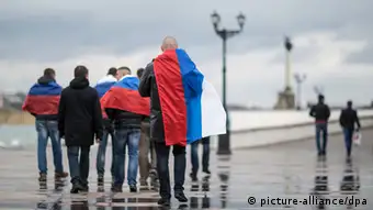 Ukraine Russland Männer mit Flagge auf dem Krim