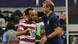 Jürgen Klinsmann umarmt Landon Donovan bei dessen Auswechslung (Foto: NICHOLAS KAMM/AFP/Getty Images) Jürgen Klinsmann umarmt Landon Donovan bei dessen Auswechslung (Foto: NICHOLAS KAMM/AFP/Getty Images)