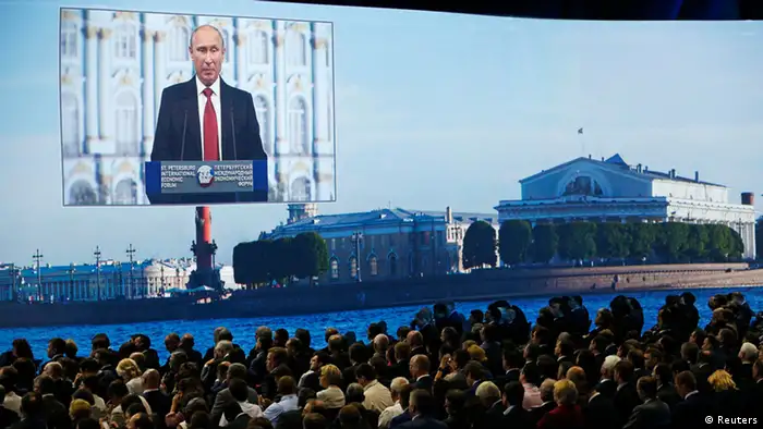 Putin bei einer Rede beim Weltwirtschaftsforum in St. Petersburg am 23. Mai 2014 (Foto: Reuters)