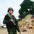 Soldat hält Wache vor Müllhaufen und Porträt von König Bhumibol) (Foto: picture-alliance/dpa)